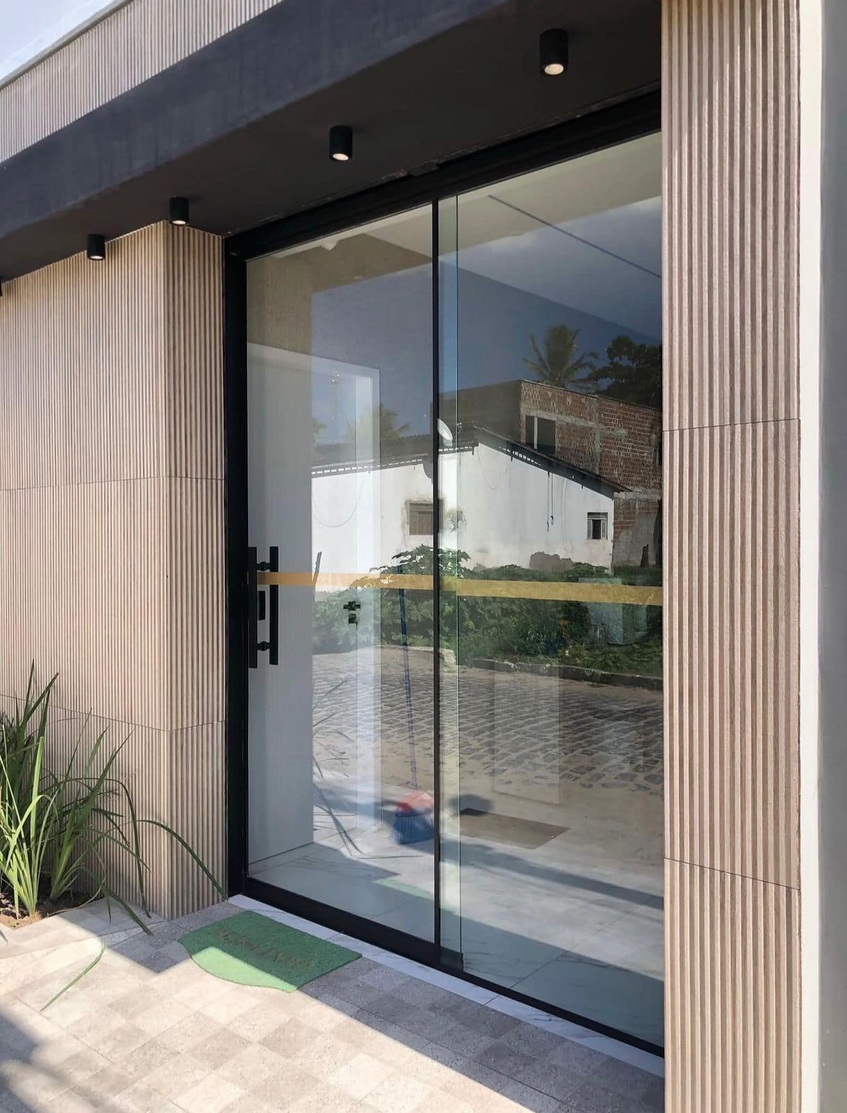 Porta de correr em entrada residencial